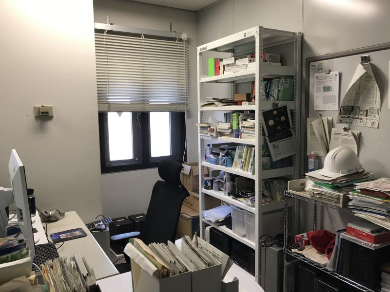 Lab scenery. There is a desktop PC on the desk, like a typical laboratory with many materials lined up in a book.