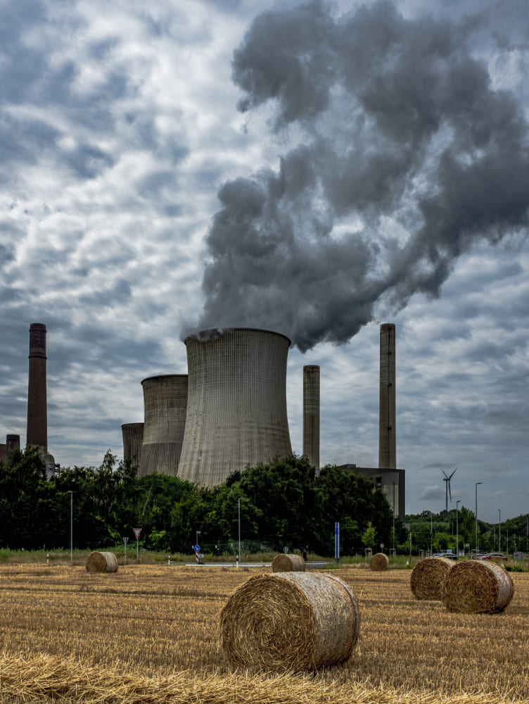 Smoke is rising from incinerators in the suburbs of overseas.