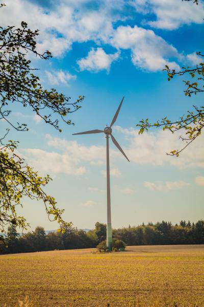 風力発電用の風車がそびえ立っている様子