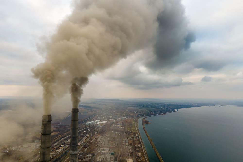 海外の湾岸工業地帯場から茶色の有害ガスが立ち上る風景