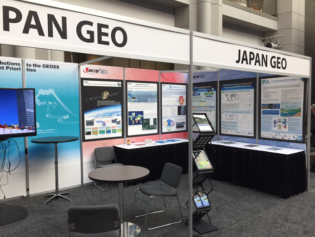 写真1: Japan GEOに掲示された衛星観測センターのポスター（右側の3枚）とJAXAのポスター（左側の3枚）
