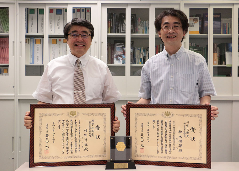 写真: 文部科学大臣表彰【科学技術賞】受賞者横田達也氏（左）と松永恒雄氏（右）