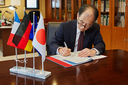 NIES渡辺理事長による協定への署名の様子