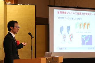 村上大輔特別研究員の発表の様子