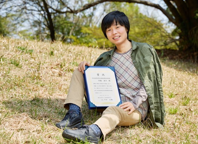 賞状を手にする安藤温子研究員の写真