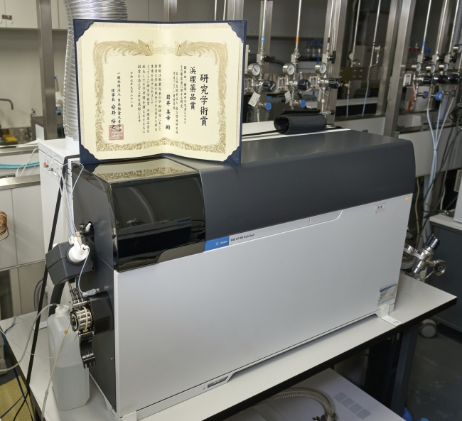 研究設備と賞状の写真