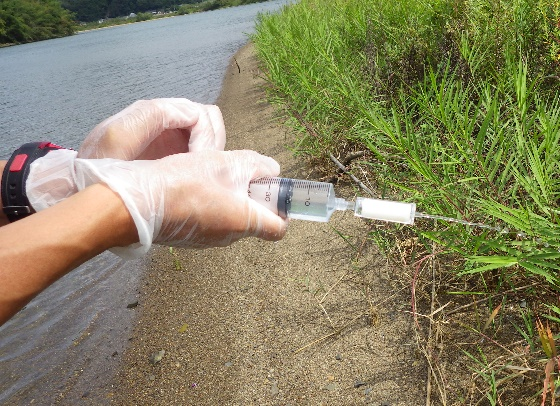 採水した河川水をろ過している様子の写真