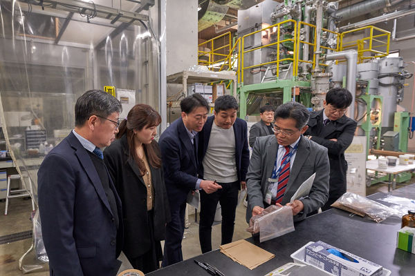 (photo No.1) Facility tour of the Research Laboratory of Material Cycles and Waste