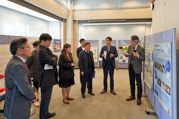  (photo No.3) Facility tour of the Research Laboratory of Material Cycles and Waste