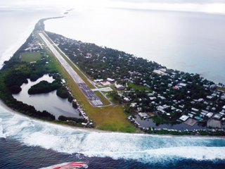 写真3 サンゴ礁は人間が居住する場(ツバル・フォンガファレ島